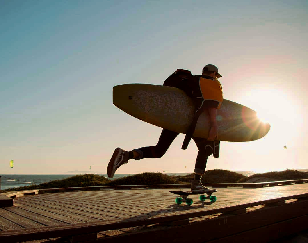 surfer surfskateur allant rider au sunset, coucher de soleil, surfeur motivé . paysage de vacances et sport de plein air . figure by mtt t-shirt de qualité supérieur . coton biologique et style 