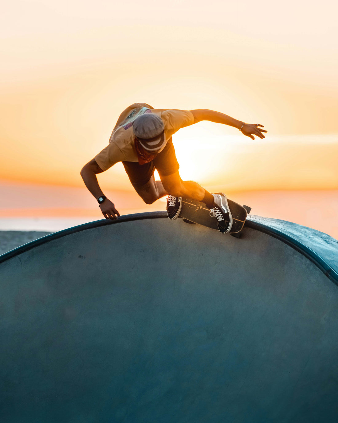 rider surf concrete wave dans le park de venice beach californie. figure by mtt partenaire de rêve