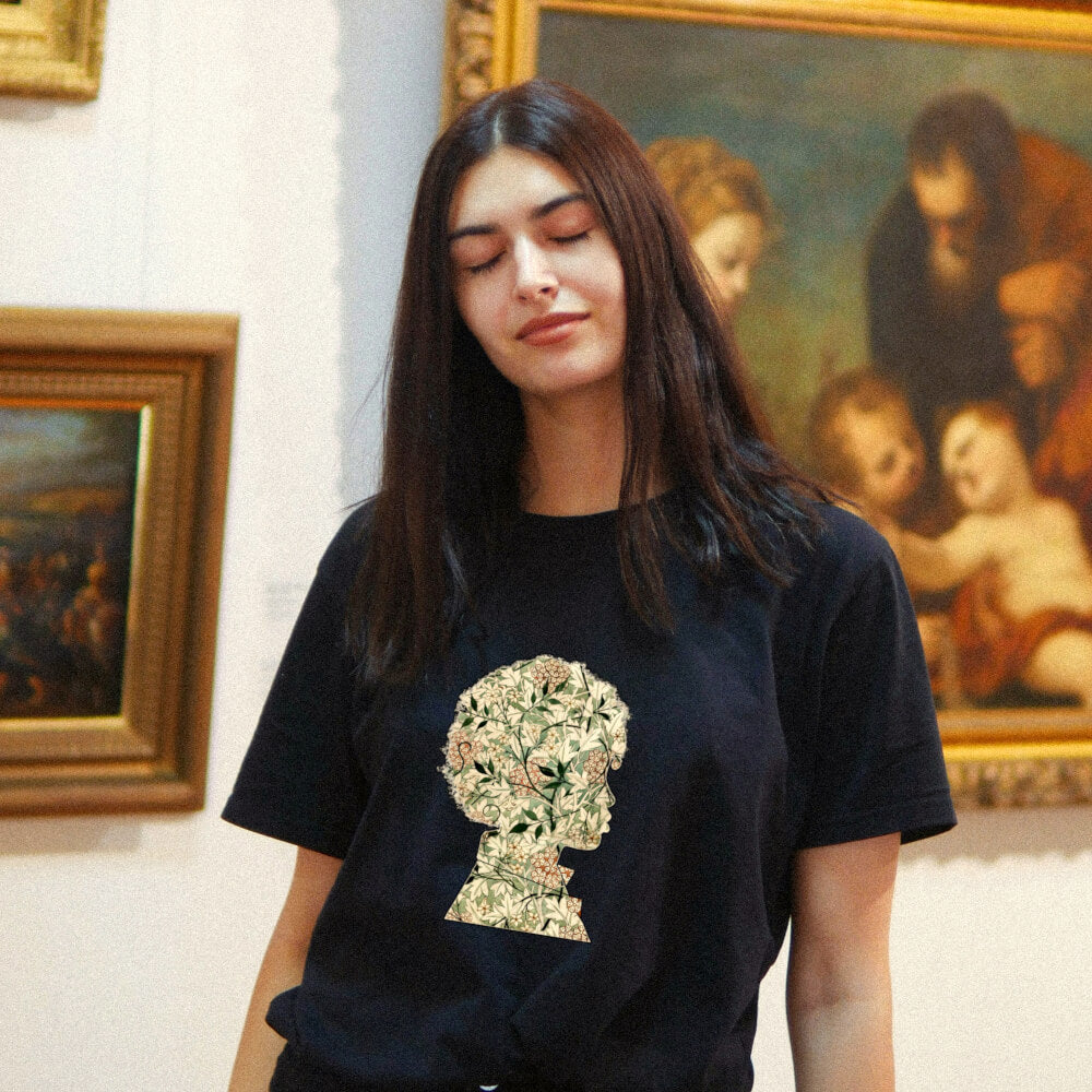 Femme au musée devant tableau t-shirt noir portait de diva pour la collection arty couleur