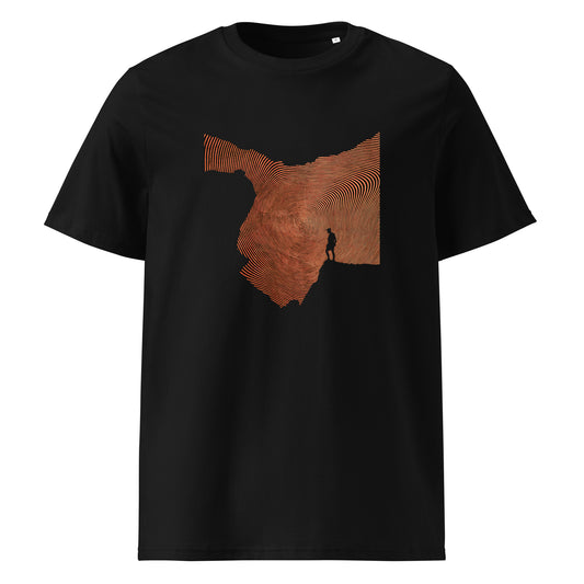 homme contre-jour sur montagne, t-shirt noir et marron, motif graphique