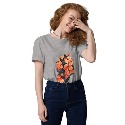 femme rousse souriante, T-shirt gris, imprimé portrait figure fleurie